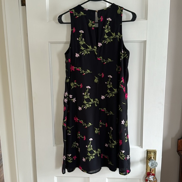🎉HP Tommy Hilfiger sleeveless black floral swing dress. Size 6. - Picture 5 of 7